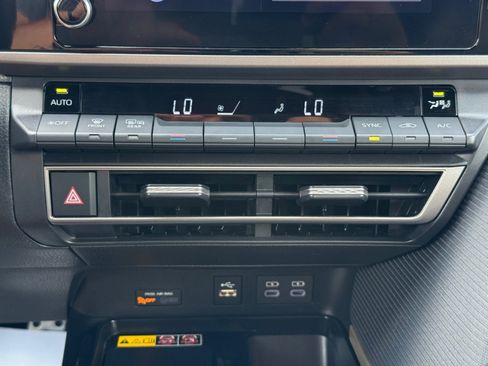 Used 2025 Toyota Camry SE FWD image 15