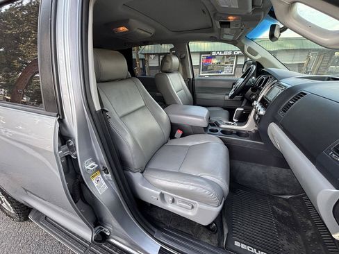 Used 2017 Toyota Sequoia Limited w/ Safety & Convenience Package AWD/4WD image 9