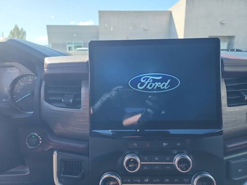 Used 2024 Ford Expedition Limited image 12