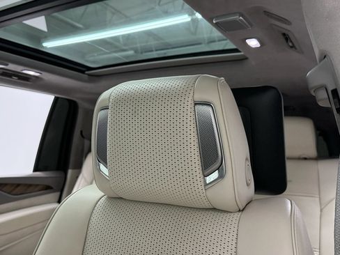 Used 2022 Cadillac Escalade ESV Premium Luxury Platinum AWD/4WD image 18