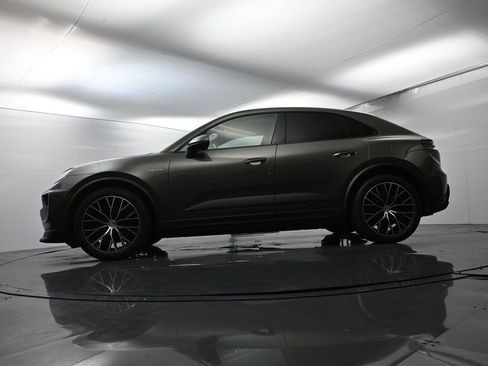 Certified 2025 Porsche Macan Electric image 45