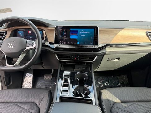 Used 2024 Volkswagen Atlas SE image 16