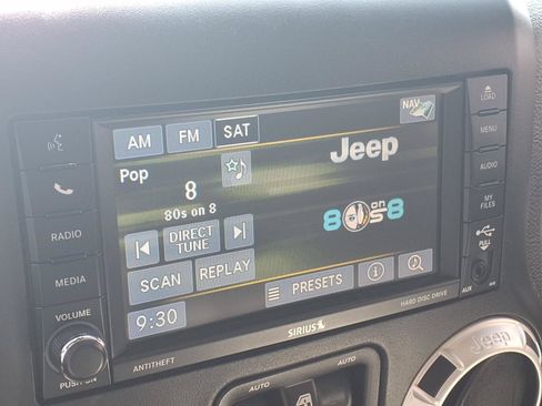 Used 2017 Jeep Wrangler Unlimited Sahara w/ Connectivity Group AWD/4WD image 19