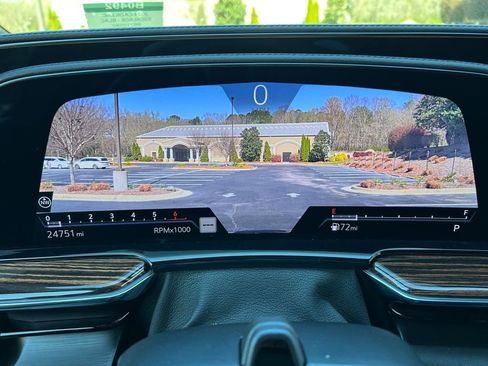 Used 2024 Cadillac Escalade ESV Premium Luxury image 31