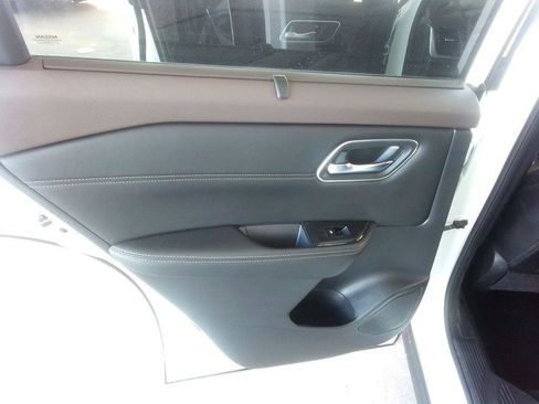 Used 2021 Nissan Rogue SV w/ Premium Package image 23