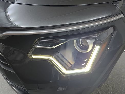 Used 2023 Kia Niro EX FWD image 30