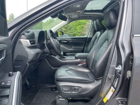 Used 2024 Toyota Highlander XLE AWD/4WD image 27