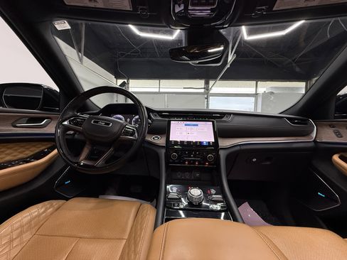 Used 2022 Jeep Grand Cherokee L Summit w/ Luxury Tech Group V image 15