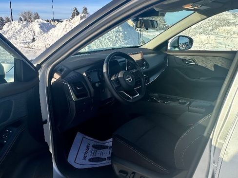 Used 2023 Nissan Rogue SV image 11