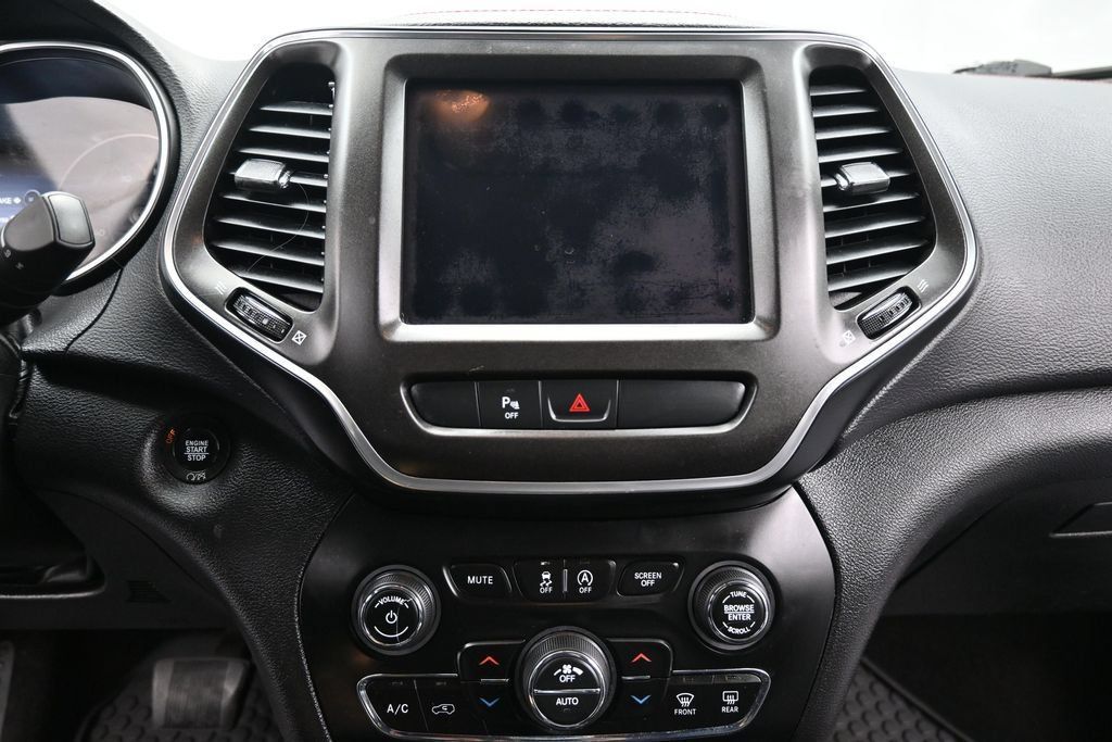 Used 2019 Jeep Cherokee Trailhawk w/ Cold Weather Group AWD/4WD image 15