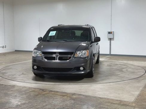 Used 2017 Dodge Grand Caravan SXT image 3