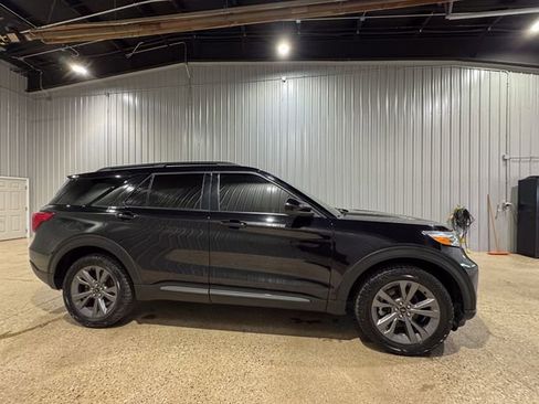 Used 2023 Ford Explorer XLT w/ XLT Sport Appearance Package AWD/4WD image 7