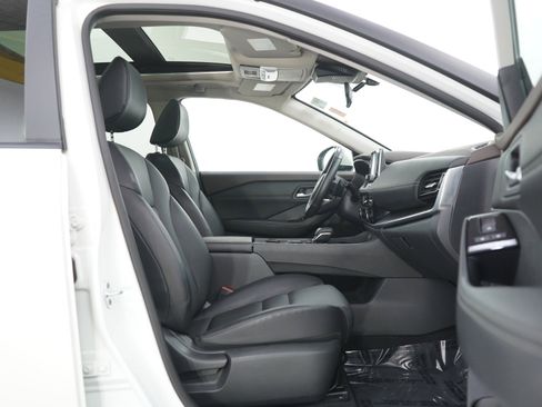 Used 2022 Nissan Rogue SV w/ SV Premium Package image 10