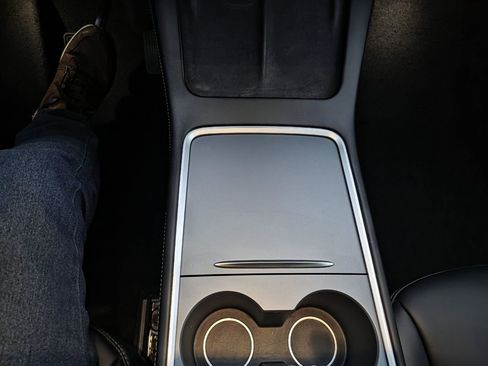 Used 2021 Tesla Model Y Long Range image 25