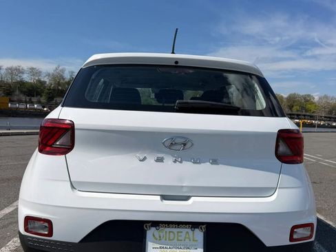 Used 2024 Hyundai Venue SE FWD image 8