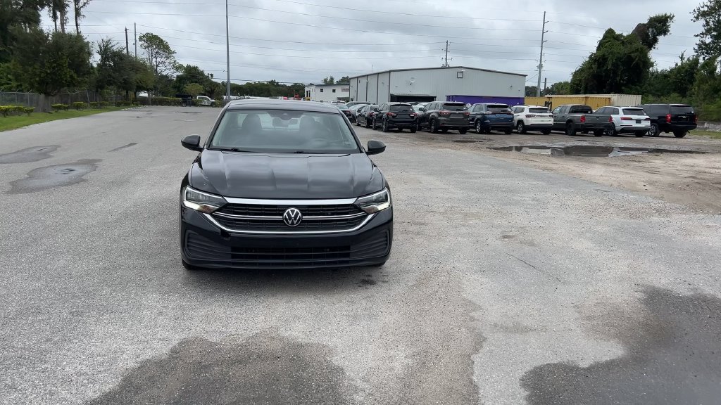 Used 2024 Volkswagen Jetta SE FWD image 3