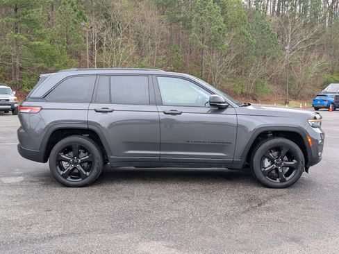 Used 2024 Jeep Grand Cherokee Limited w/ Black Appearance Package image 10