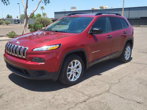 Used 2016 Jeep Cherokee Sport FWD image 4