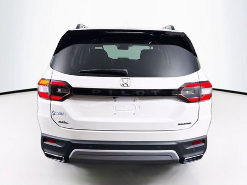 Used 2024 Honda Pilot Touring image 10