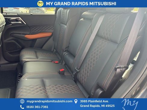 New 2025 Mitsubishi Outlander SEL image 15