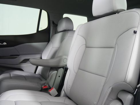 Used 2022 GMC Acadia SLT w/ Preferred Package image 16