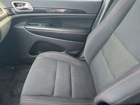 Used 2017 Jeep Grand Cherokee Laredo image 12