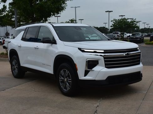 New 2026 Chevrolet Traverse LT w/ Driver Confidence Package FWD image 3