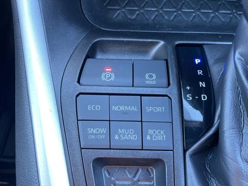 Used 2020 Toyota RAV4 LE image 22