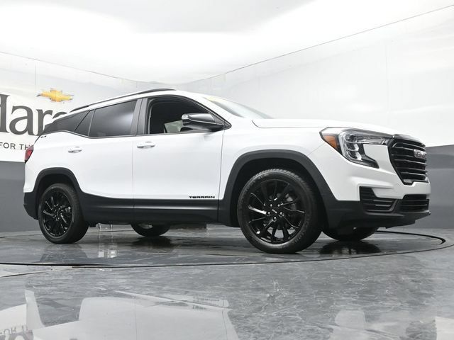 Used 2023 GMC Terrain SLE w/ Driver Convenience Package FWD image 2
