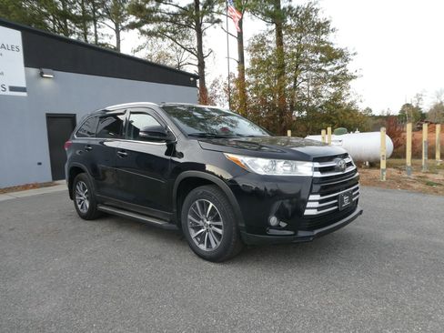Used 2019 Toyota Highlander XLE image 3