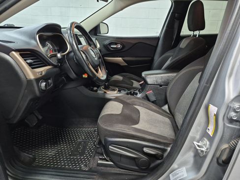 Used 2017 Jeep Cherokee Sport AWD/4WD image 18