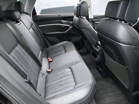 Used 2019 Audi e-tron Prestige w/ Prestige Package image 33