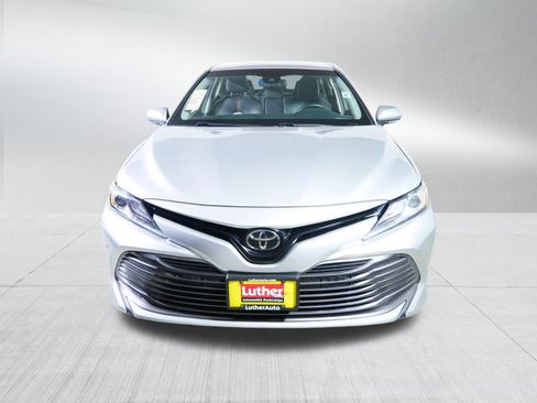 Used 2018 Toyota Camry XLE FWD image 2