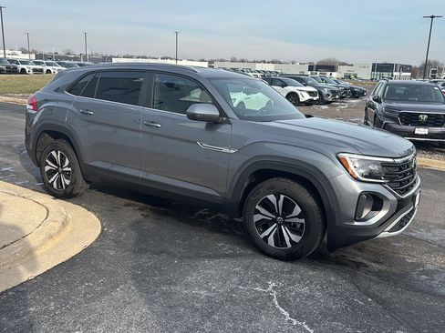 Used 2025 Volkswagen Atlas Cross Sport SE image 5