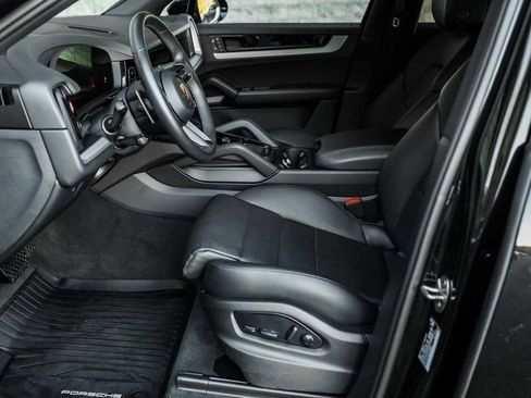 Used 2025 Porsche Cayenne Base image 23