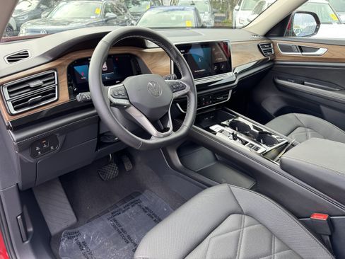 Used 2025 Volkswagen Atlas SE image 17