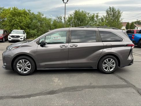 Used 2021 Toyota Sienna XSE AWD/4WD image 4