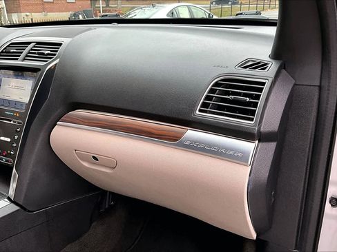 Used 2018 Ford Explorer Limited image 18