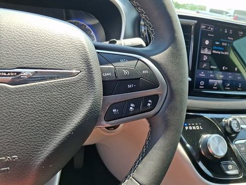 Used 2024 Chrysler Pacifica Touring-L FWD image 21