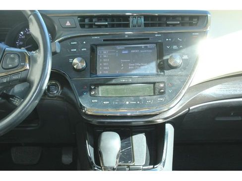 Used 2018 Toyota Avalon Limited image 17