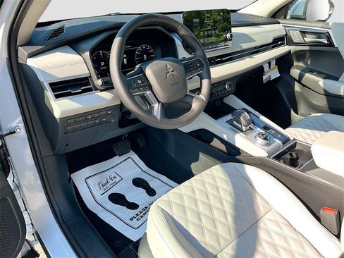 New 2025 Mitsubishi Outlander SEL image 9