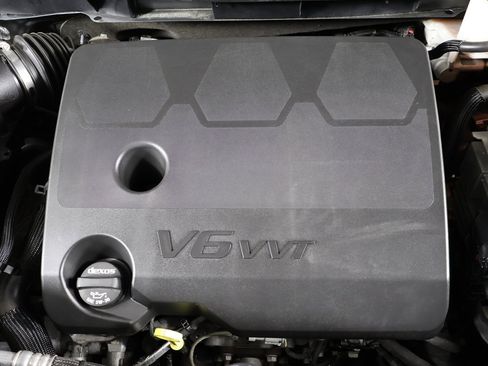 Used 2023 Chevrolet Traverse LT w/ Rear Camera Mirror Package image 24