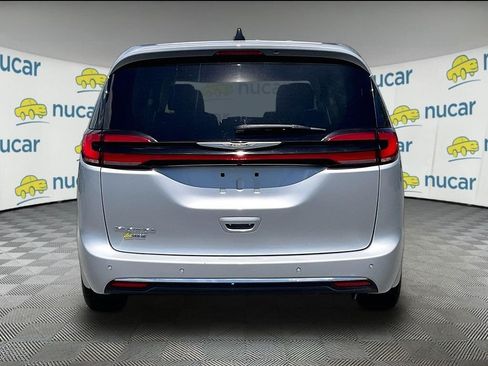 Used 2023 Chrysler Pacifica Touring-L FWD image 5