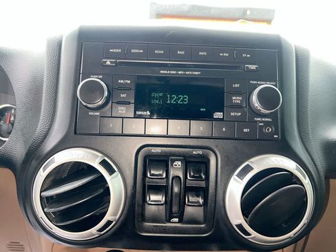 Used 2012 Jeep Wrangler Unlimited Sahara AWD/4WD image 17