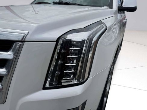 Used 2020 Cadillac Escalade Premium Luxury AWD/4WD image 12