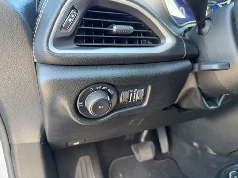 Used 2024 Chrysler Pacifica Limited FWD image 12