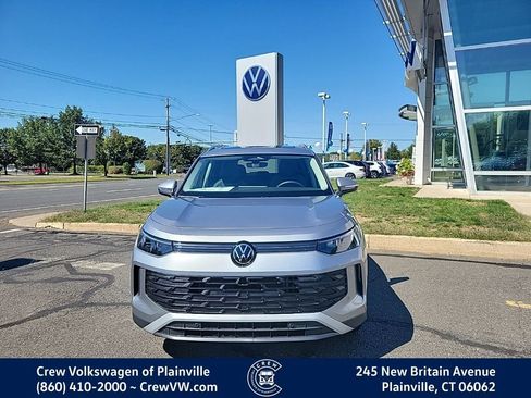 New 2025 Volkswagen Tiguan SE image 2