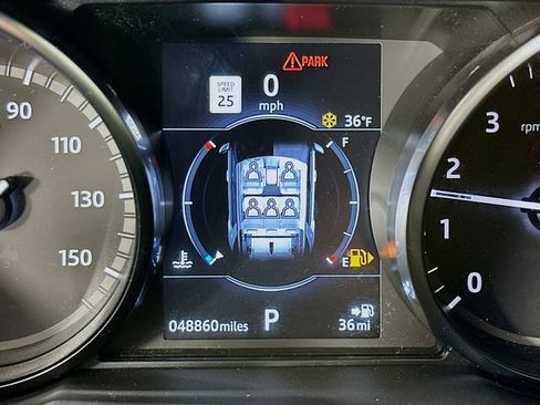 Used 2018 Land Rover Discovery Sport HSE image 17