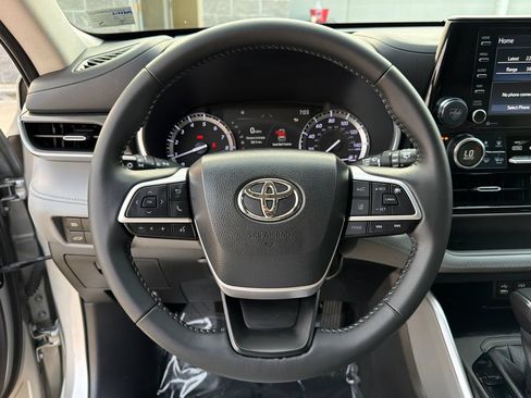 Used 2022 Toyota Highlander XLE AWD/4WD image 28