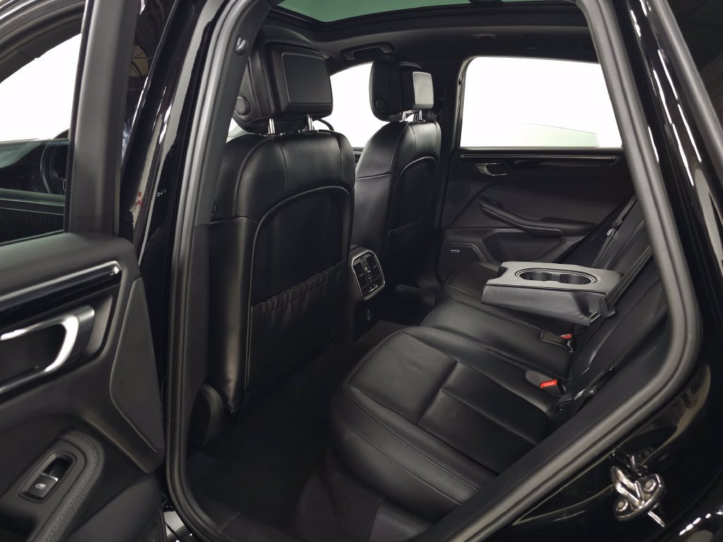 Used 2024 Porsche Macan AWD/4WD image 32